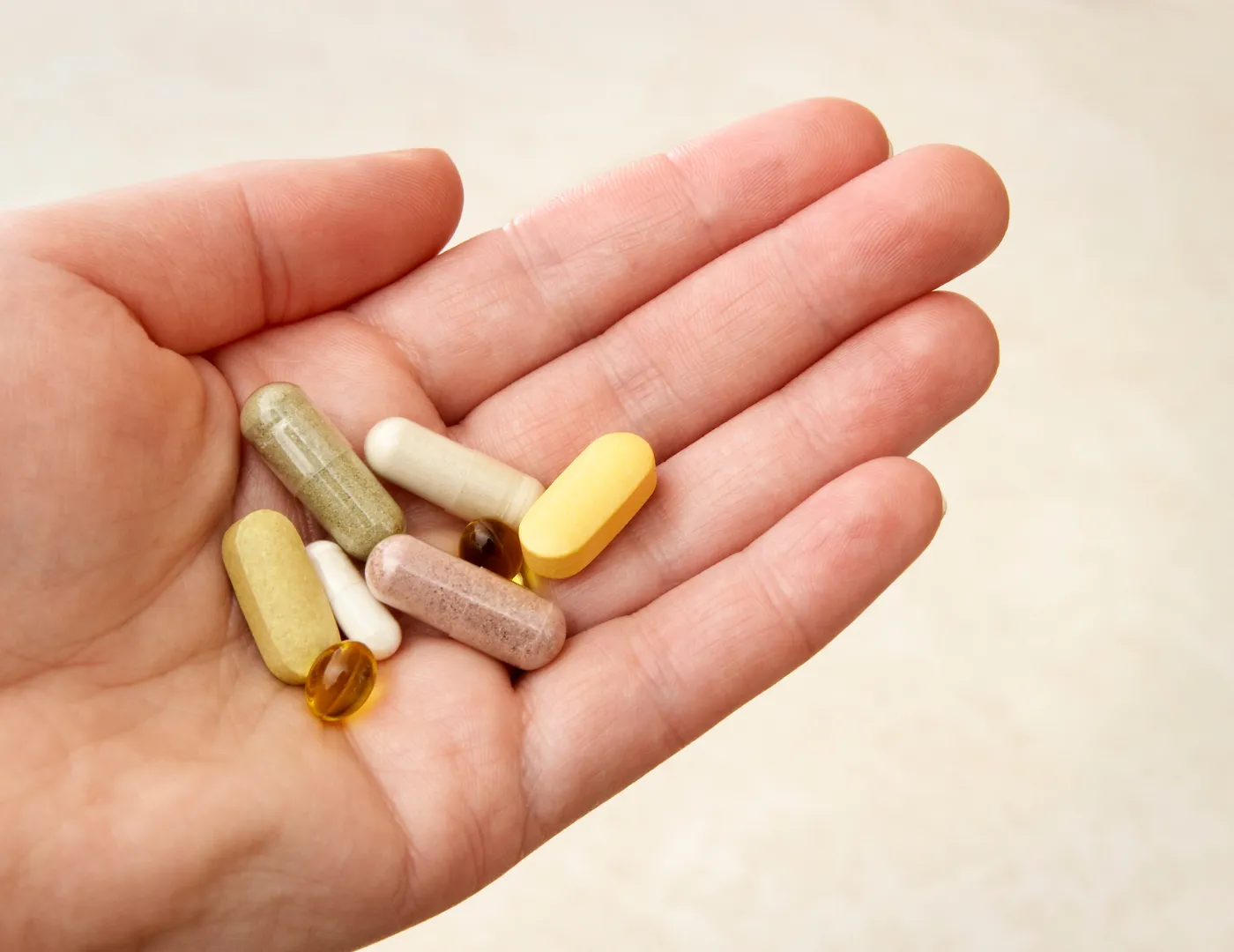 Frascos de vitaminas y suplementos sobre fondo limpio
