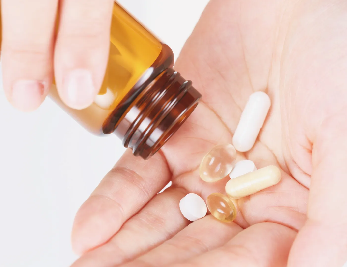Frasco de suplementos de vitamina B12 sobre una superficie limpia