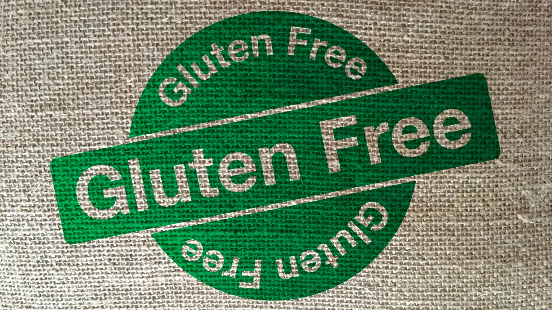 La Guía Definitiva de Suplementos Gluten Free 3 Atleta consumiendo Suplementos Gluten free en un gimnasio moderno